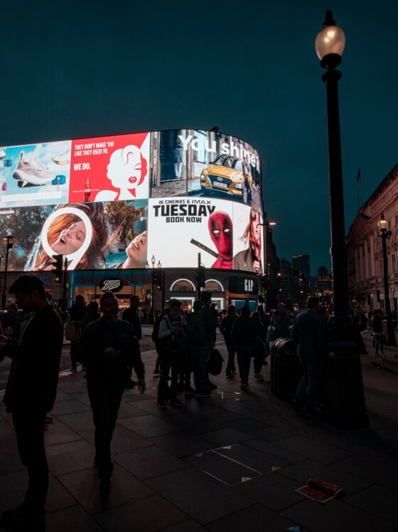 Werbung-London-Leuchtreklame